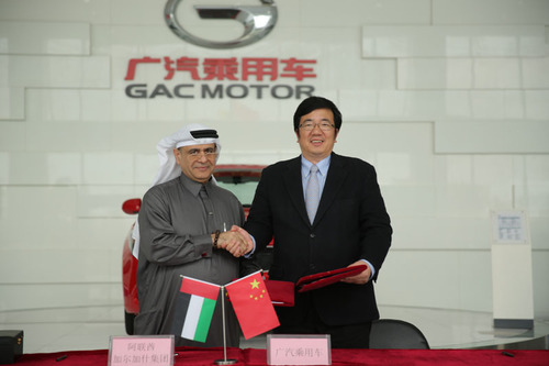 At the signing ceremony between GAC MOTOR and its dealer in Dubai, GAC MOTOR general manager Wu Song and Gargash board representative Abdul Wahab signed a cooperation agreement. (PRNewsFoto/GAC MOTORS)
