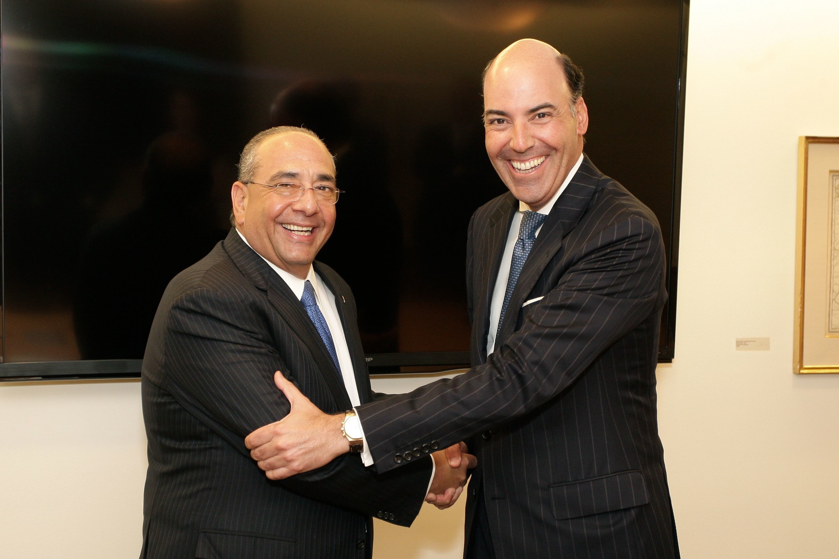 Grupo Financiero Ficohsa CEO, Camilo Atala, and Citi Latin America CEO, Francisco Aristeguieta at the signing of the agreement.