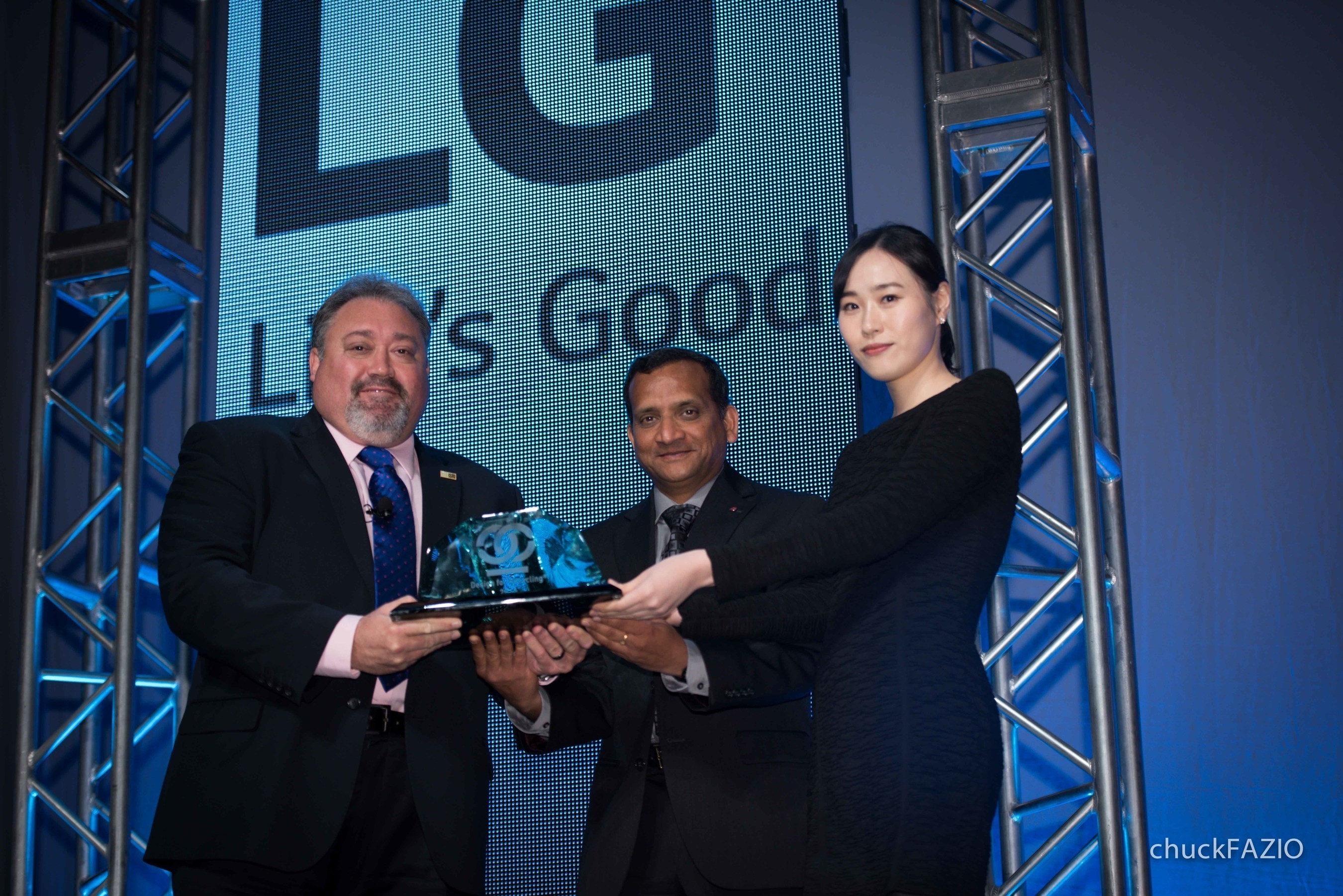 ISRI Chairman Doug Kramer (left) presents the 2015 Design for Recycling(R) Award to Dr. Nandhu Nandhakumar, senior vice president, LG Technology Center of America, and Jane Kang, head of product stewardship, LG Electronics USA.
