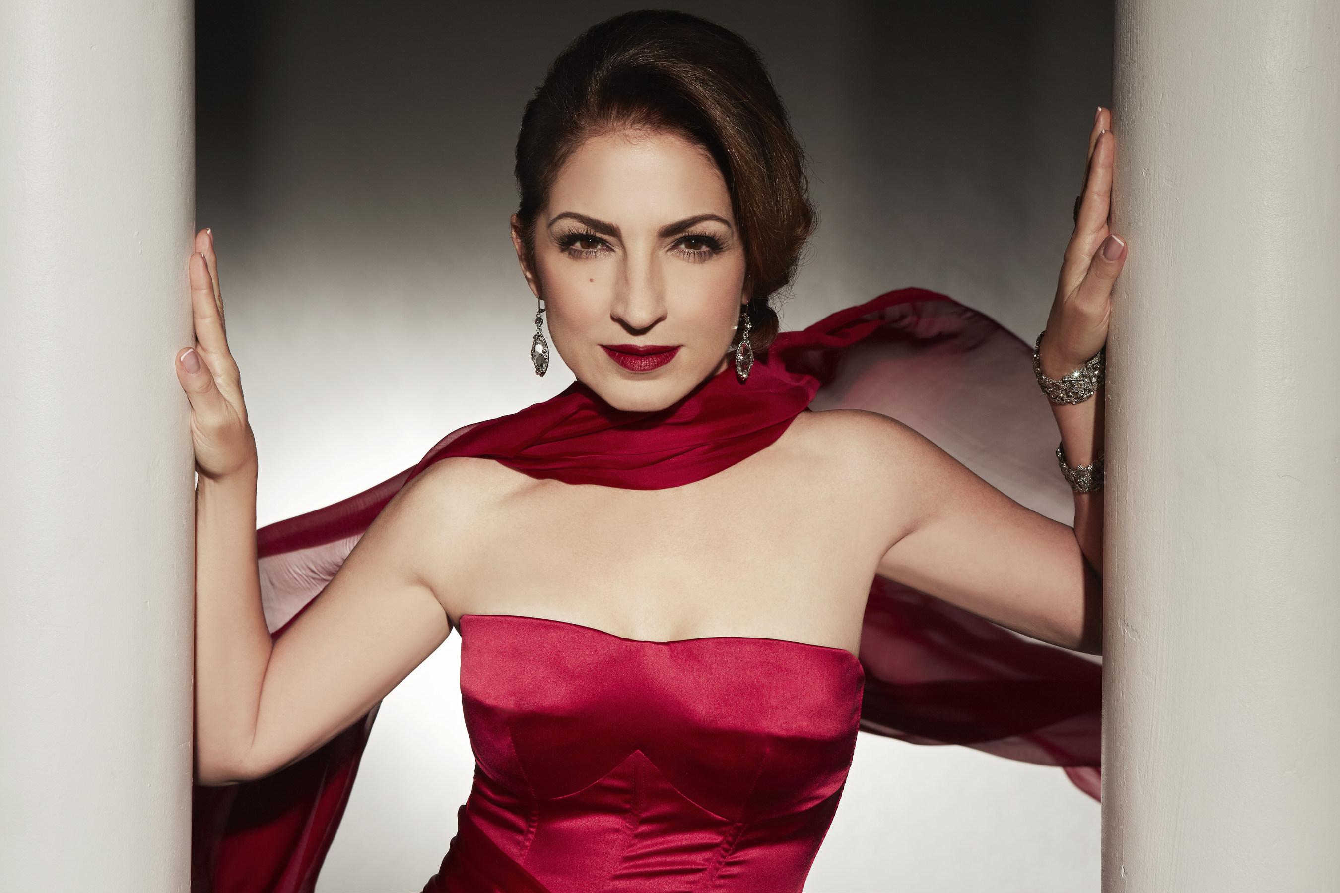Seven-time Grammy Award-winner and international superstar Gloria Estefanwill perform on PBS' NATIONAL MEMORIAL DAY CONCERT broadcast live from theWest Lawn of the U.S. Capitol on Sunday, May 24, 2015 from 8:00 to 9:30 p.m.ET.