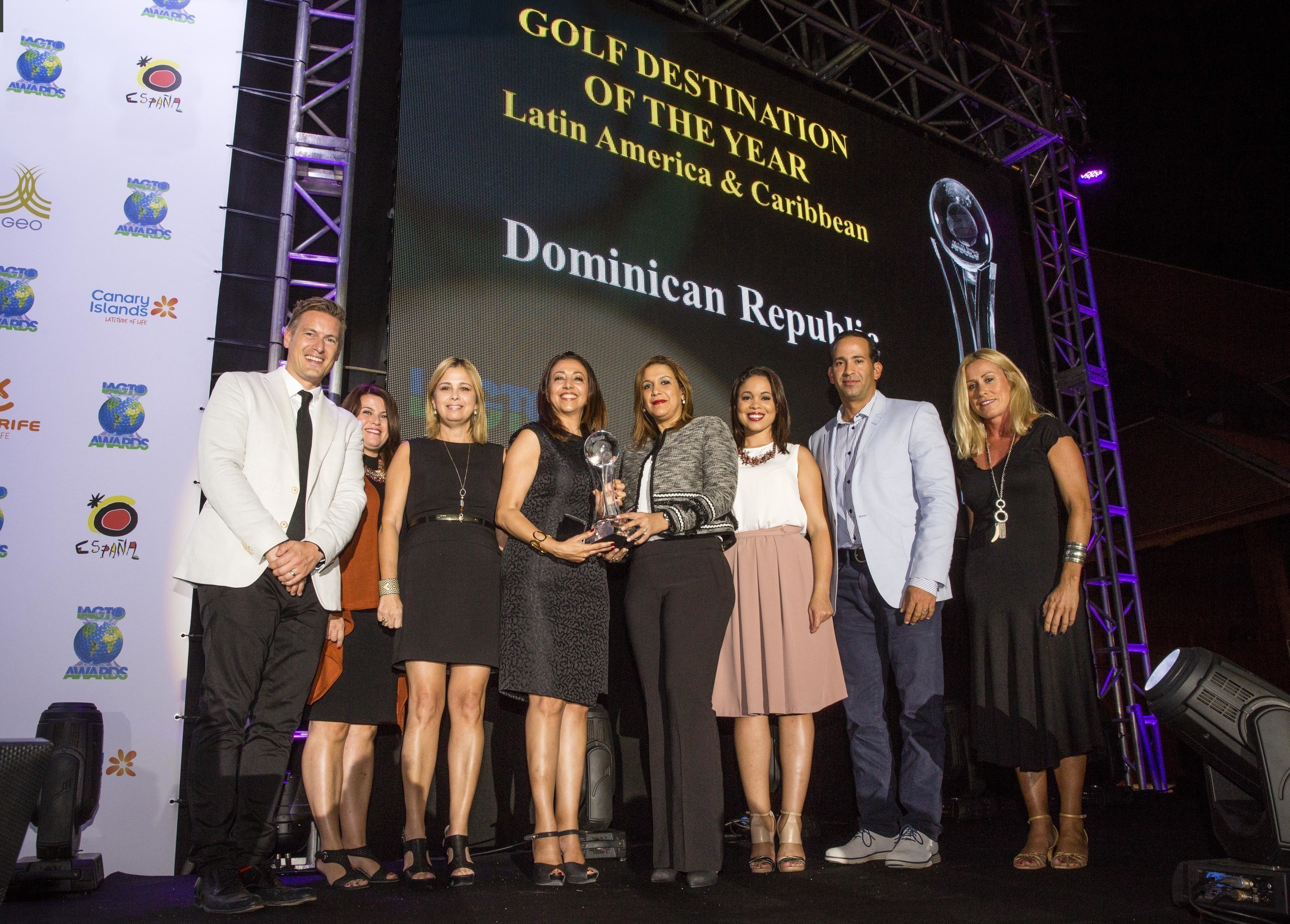 IAGTO presents the Golf Destination of the Year: Latin American & Caribbean 2016 award to the Dominican Republic Ministry of Tourism (MITUR) team. [From left to right: Giles Greenwood (IAGTO), Ana Gorrin (Catalonia Hotels & Resorts), Evelyn Paiewonsky (MITUR), Isabel Vasquez (MITUR - Iberian Peninsula), Giselle Diaz (MITUR), Carolina Perez (MITUR - Iberian Peninsula), Hiram Silfa (Puntacana Resort & Club), Monica Diaz (Casa de Campo Hotel & Villas)]