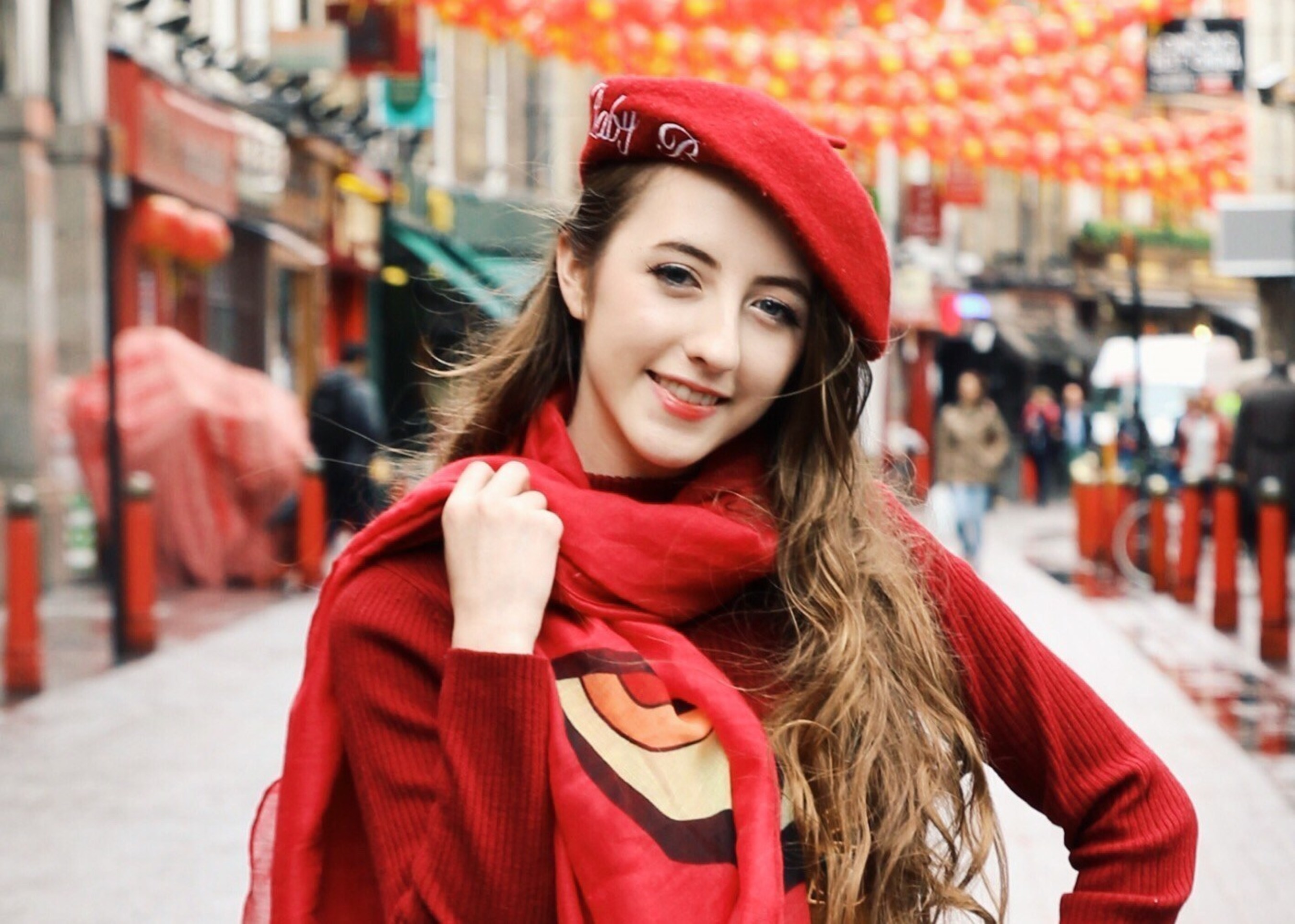 Model and singer Beckii Cruel tries out the official Senketsu "eye" scarf, exclusive to the OMAKASE launch box.
