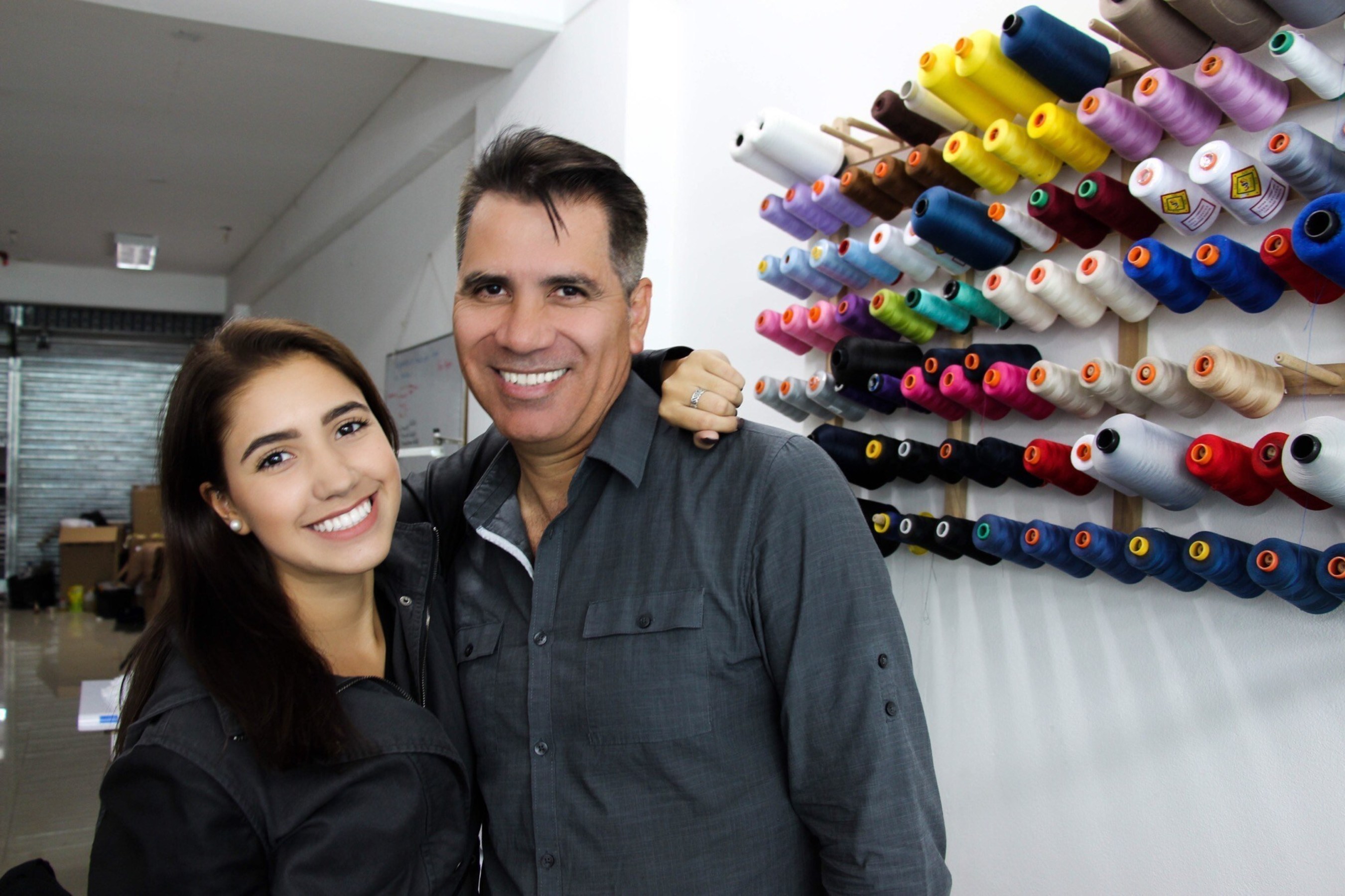 Belen Rivera y su padre Alan Rivera, fundadores de TriOwl, quieren innovar la industria con un nuevo concepto de negocio que donara hasta el 50% de sus ganancias netas