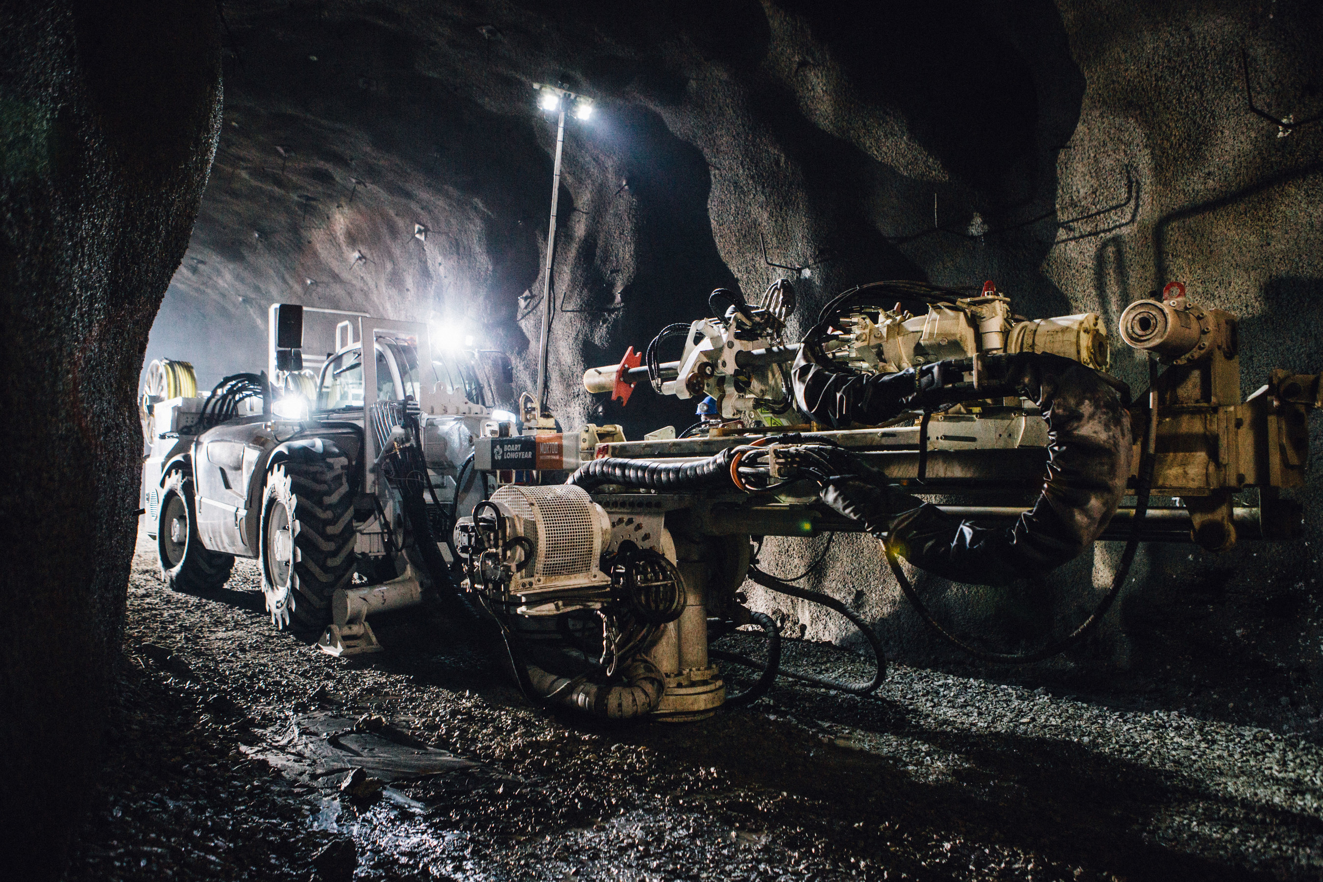 The Boart Longyear MDR700 underground coring rig offers wide drilling angles, quick set up, easy operation and maintenance, advanced mobility and engineered safety controls.