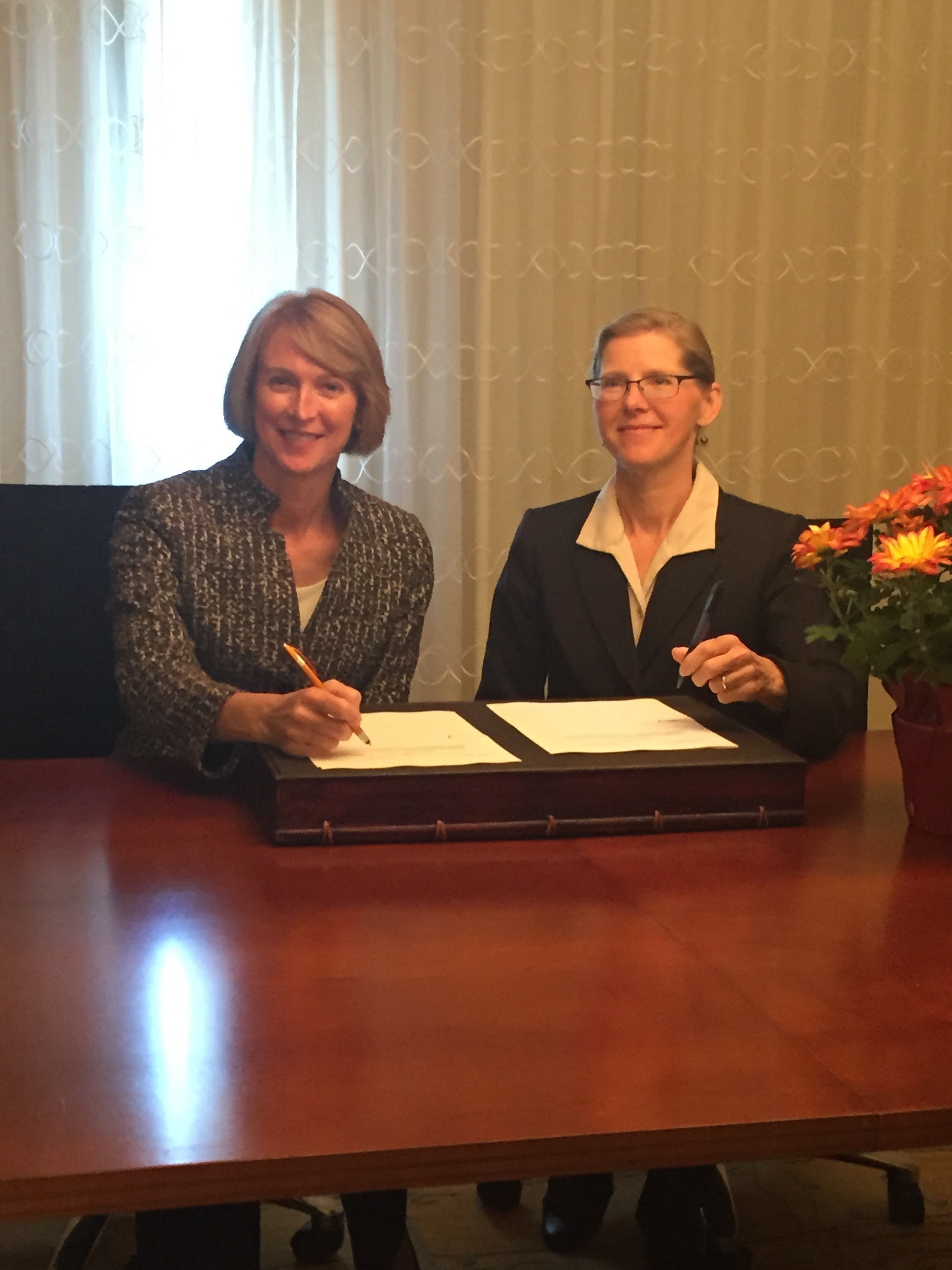 Dr. Helen Riess, Founder of Empathetics, Inc., and Dr. Susan Frampton, President of Planetree, sign strategic partnership agreement.