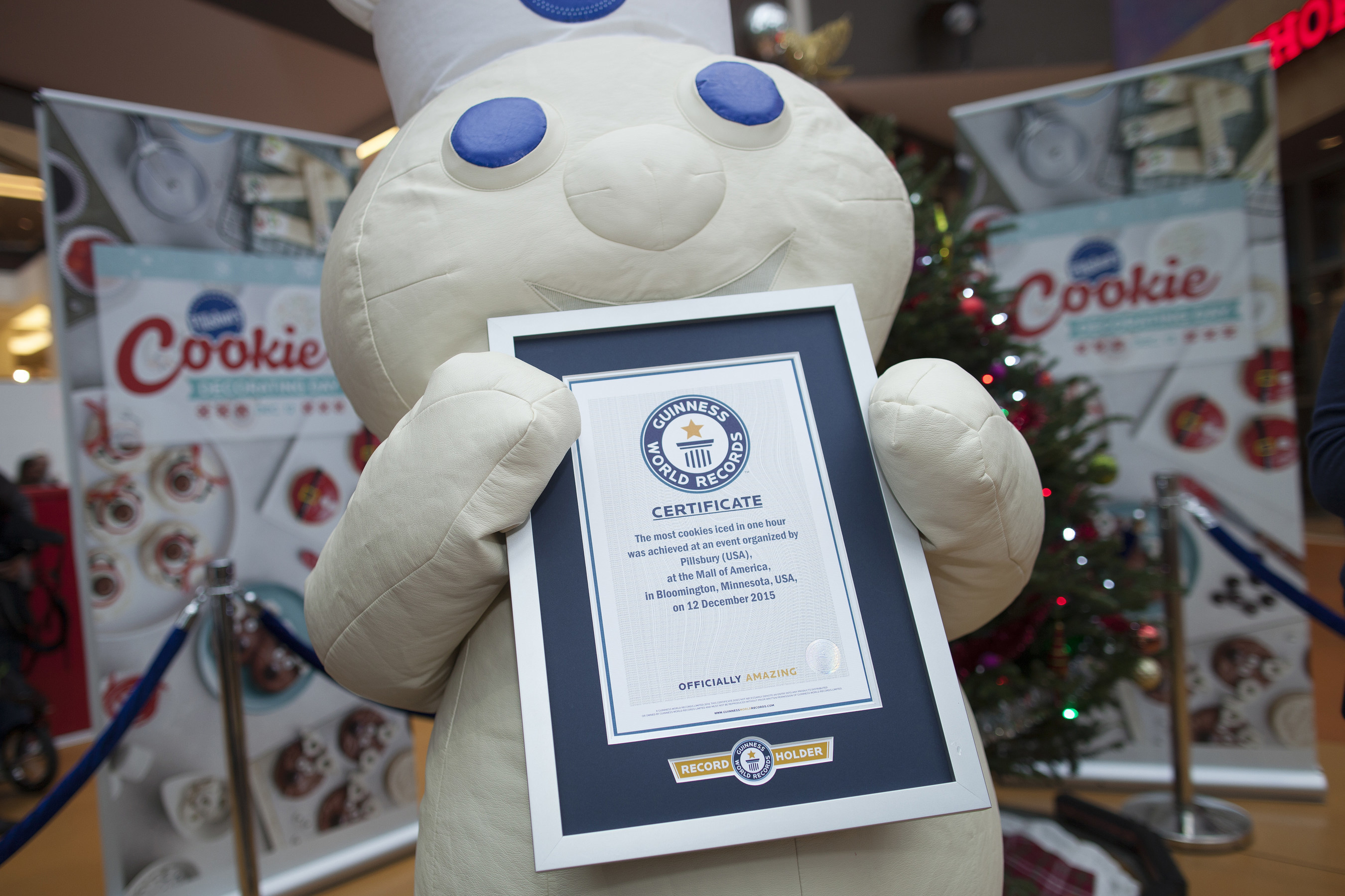 Pillsbury(TM) sets GUINNESS WORLD RECORDS(R) title for 'Most cookies/biscuits iced in one hour' in celebration of first ever National Cookie Decorating Day