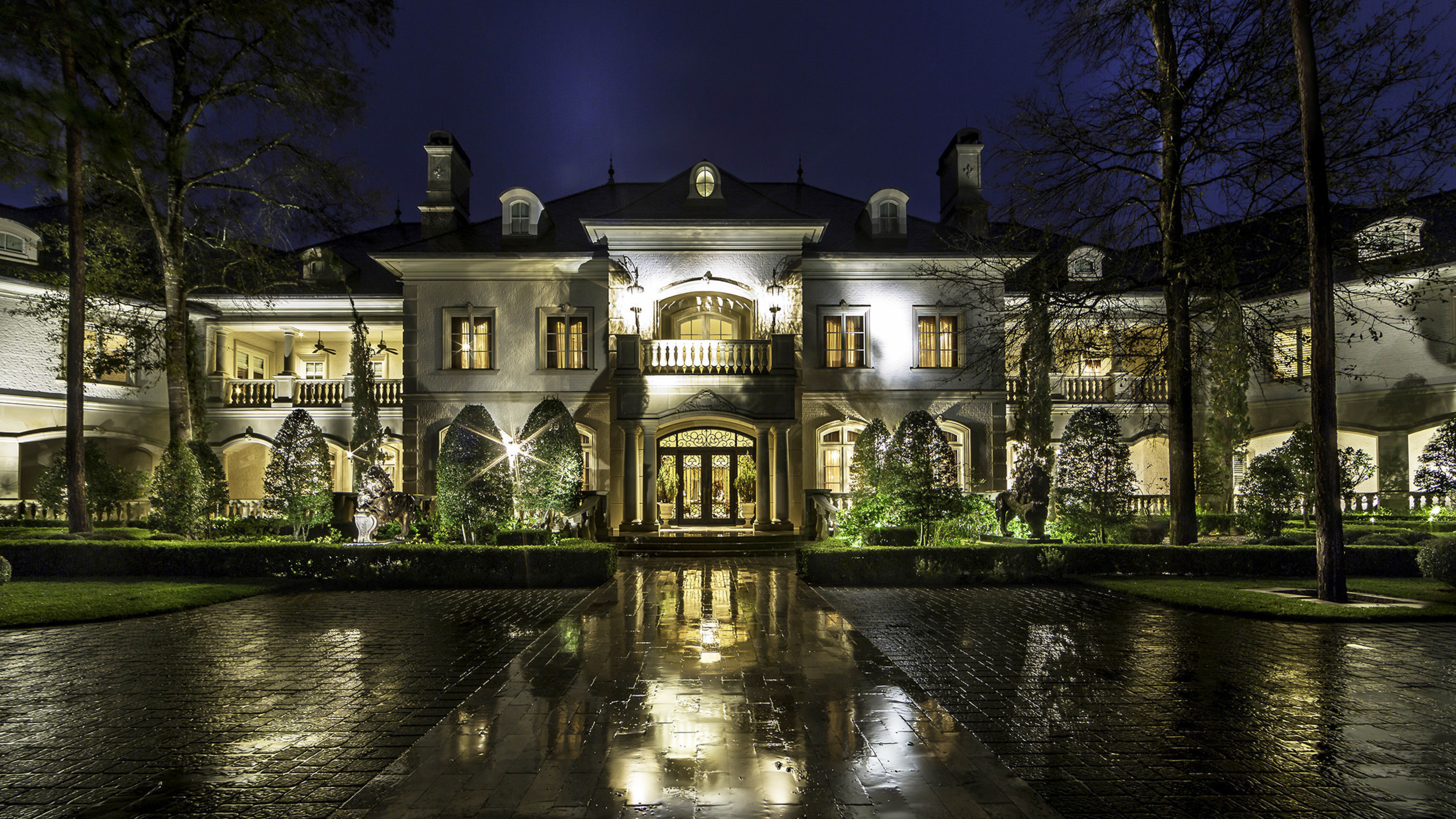 Features Of A Mansion