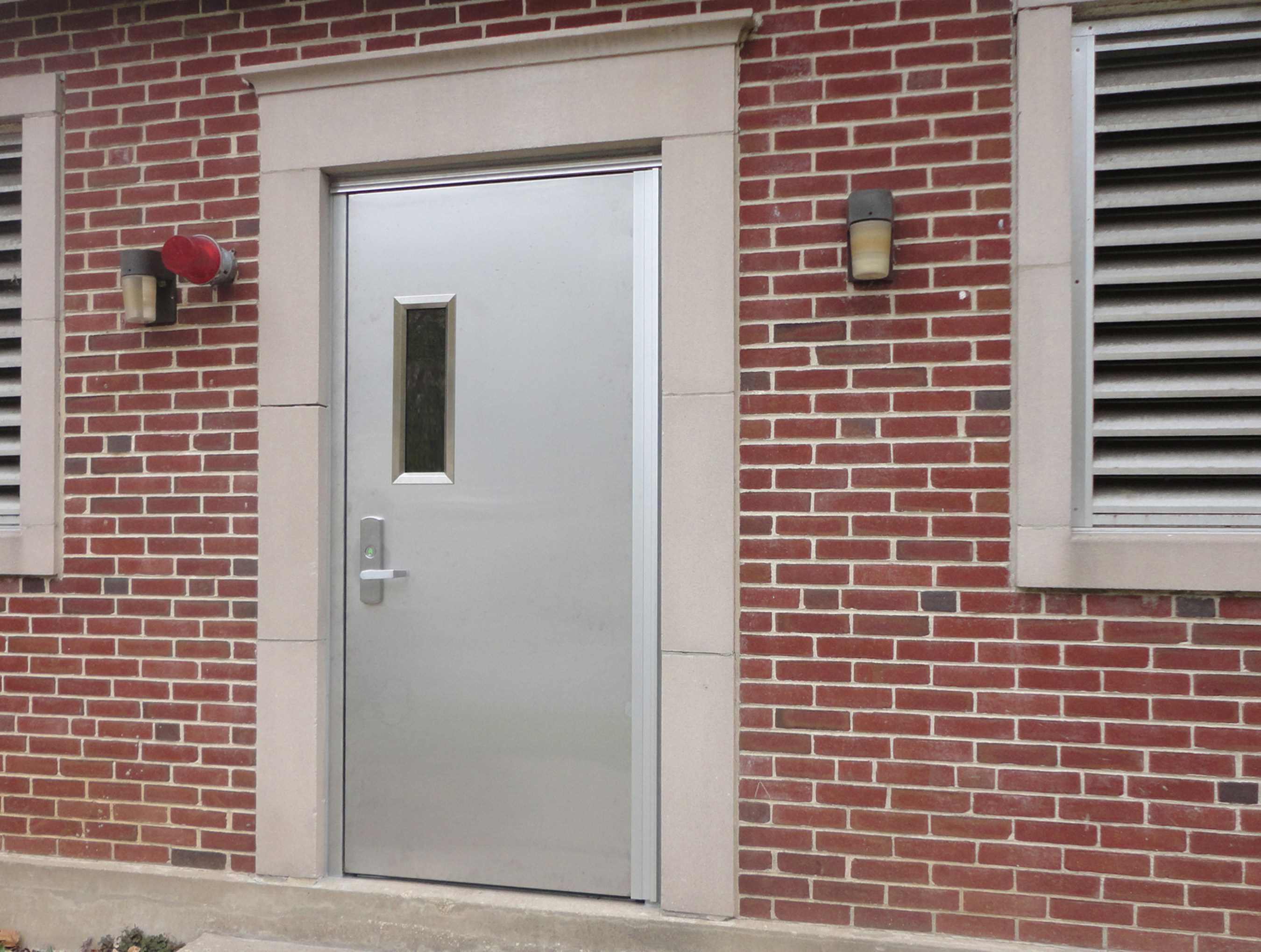 The PD-522FFR is a dual-protection fire rated flood door, specifically engineered for interior and exterior openings requiring watertight flood protection and a 90-minute fire rating.