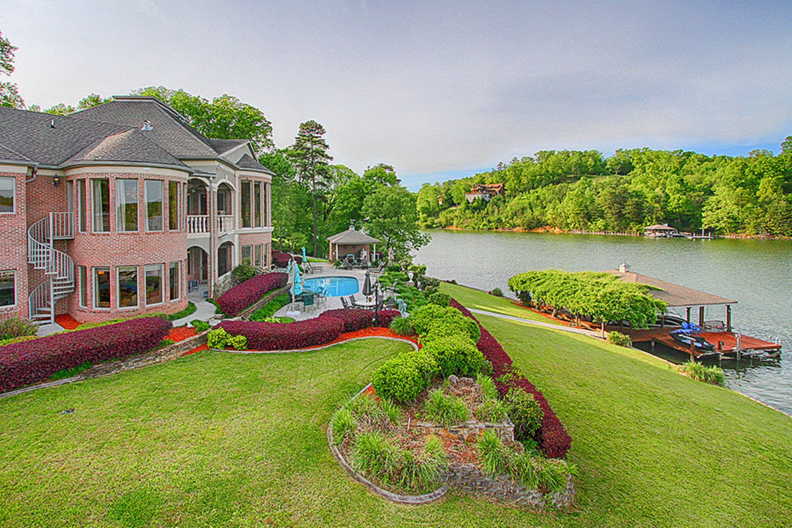 This one-acre, waterfront estate in Hixson, Tennessee, with more than 250 ft. of frontage on Chattanooga's Chickamauga Lake, was sold at a live auction on April 23, 2016 by Platinum Luxury Auctions. The sale was held in cooperation with Alliance Sotheby's International Realty, of Knoxville, TN. The sale is reported to be the second-highest home price on record for the community of Hixson. More at PlatinumLuxuryAuctions.com.