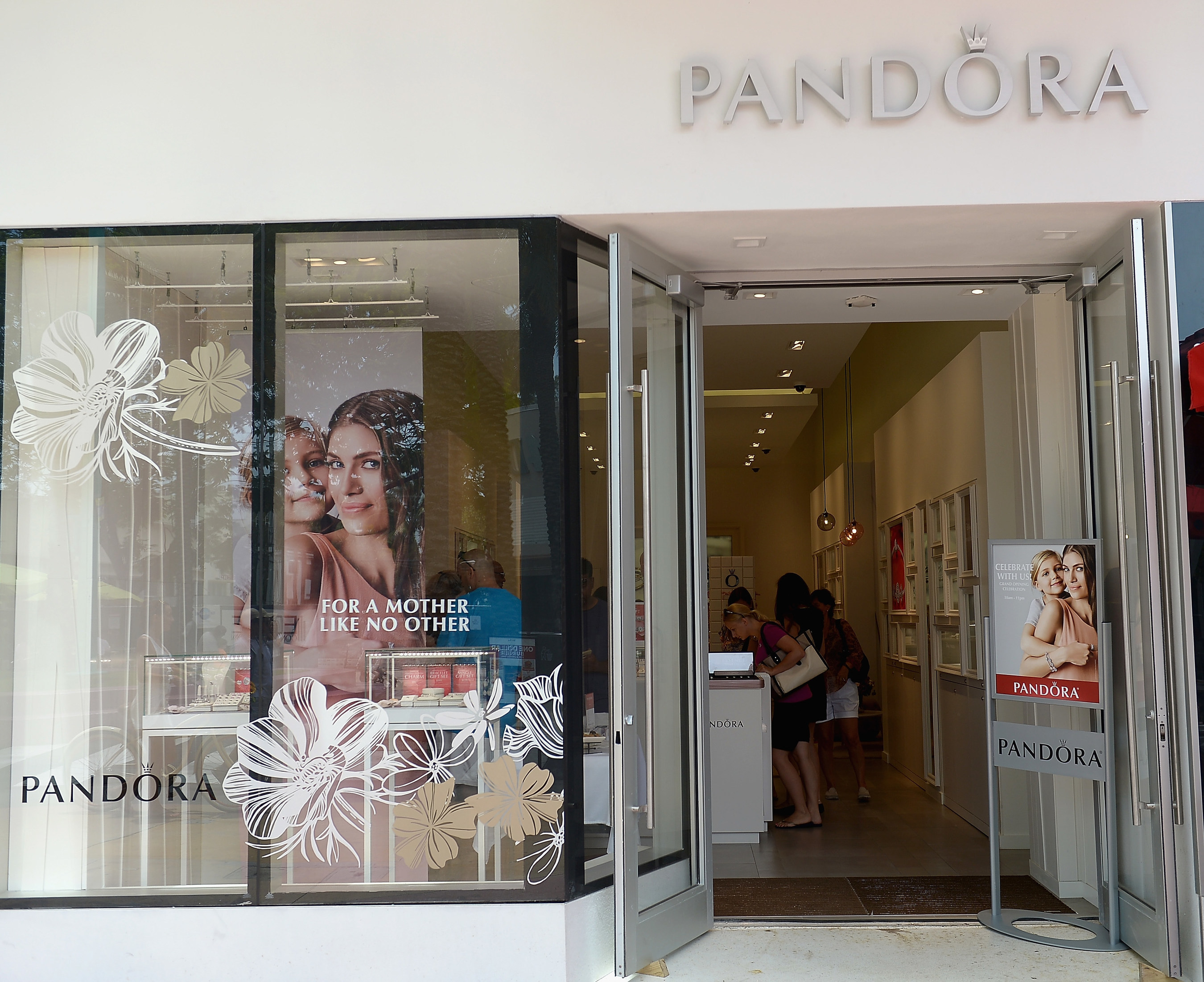 Just in time for Mother's Day, PANDORA Jewelry opens new store in Miami Beach's Lincoln Road Mall