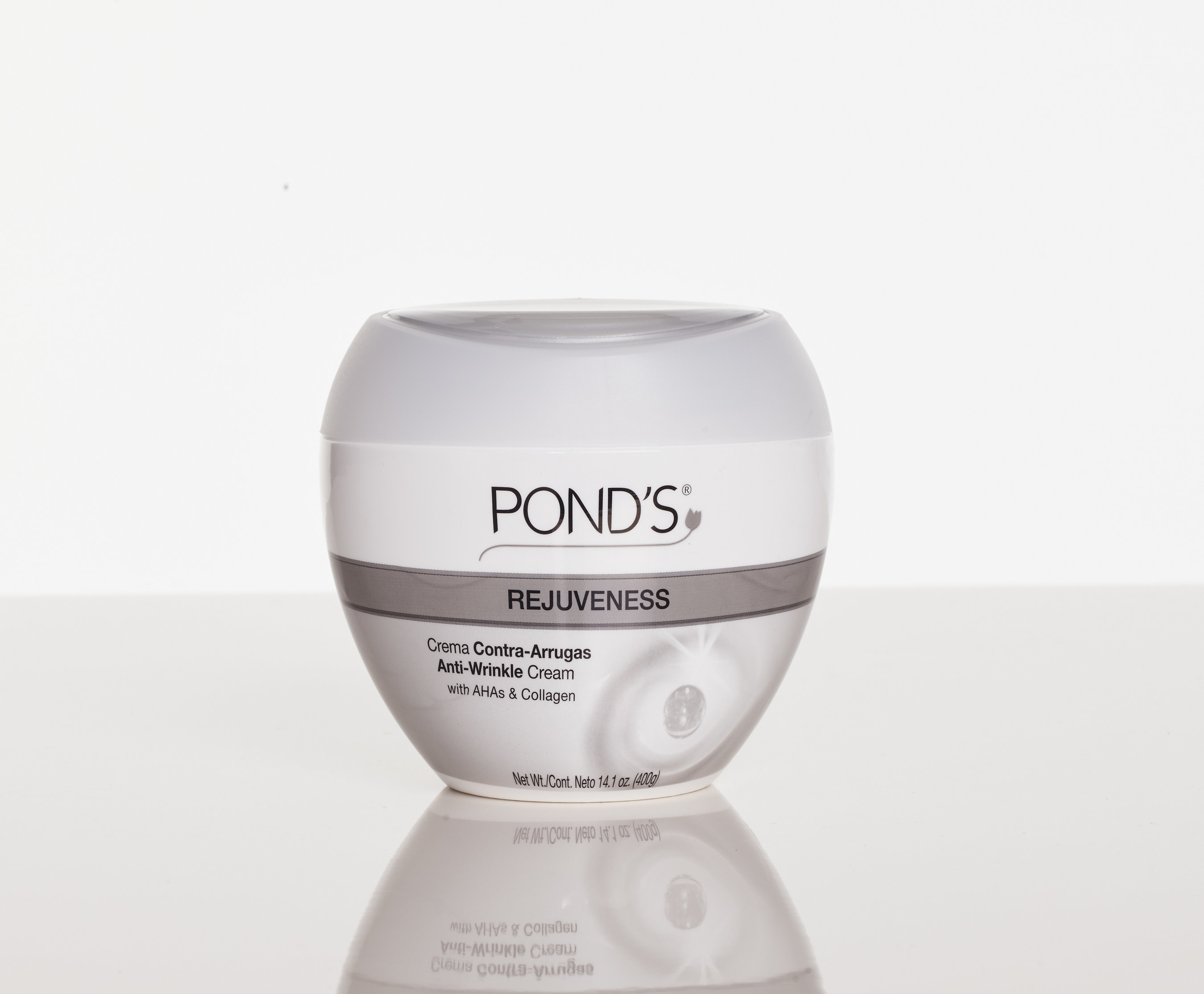 Made with collagen, alpha hydroxy acids and vitamin E, POND'S(R) Rejuveness defies the limits of what one jar can do