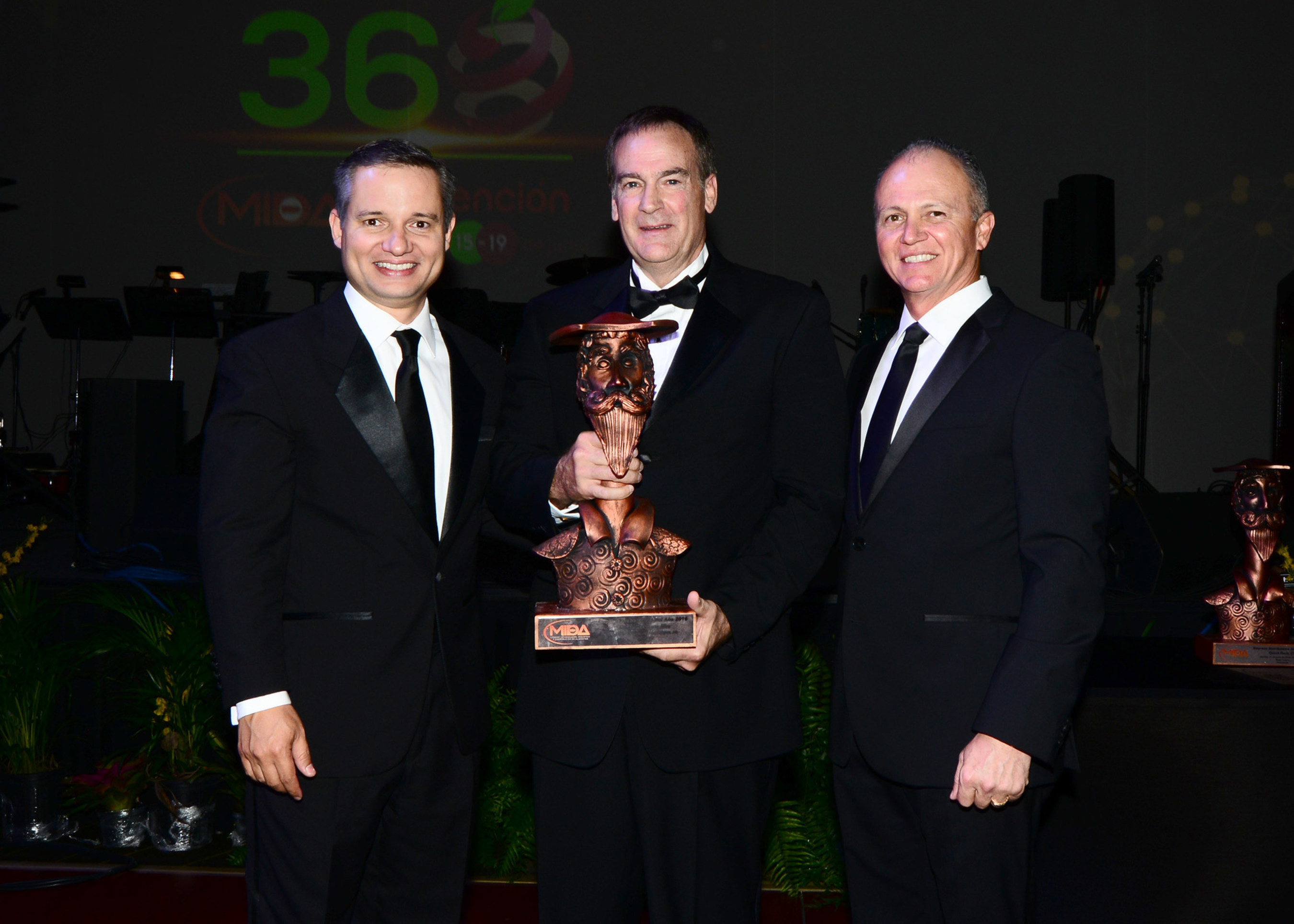 Jon Stuewe, president of Ardent Mills' Molinos de Puerto Rico accepts the award for 2016 Manufacturing Company of the Year from (left) Manuel Reyes Alfonso - Executive Vice President of the Chamber of Food Marketing, Industry and Distribution. (MIDA by its acronym) and (right) Ricky Castro - President of MIDA.