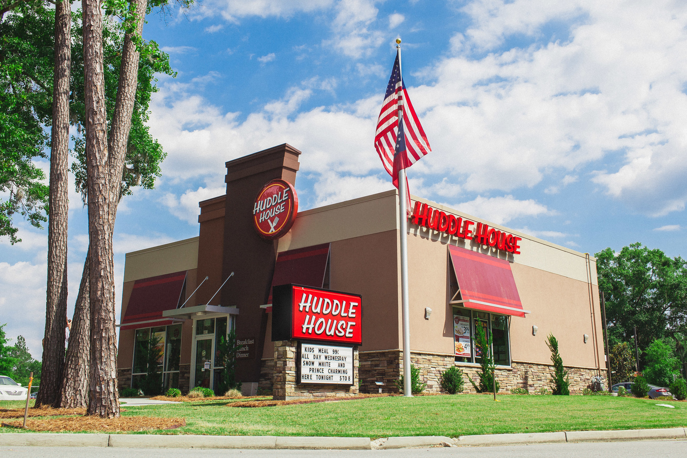 Photo of a Huddle House restaurant location. Huddle House has partnered with customer analytics firm Buxton to support franchise growth and site selection initiatives.