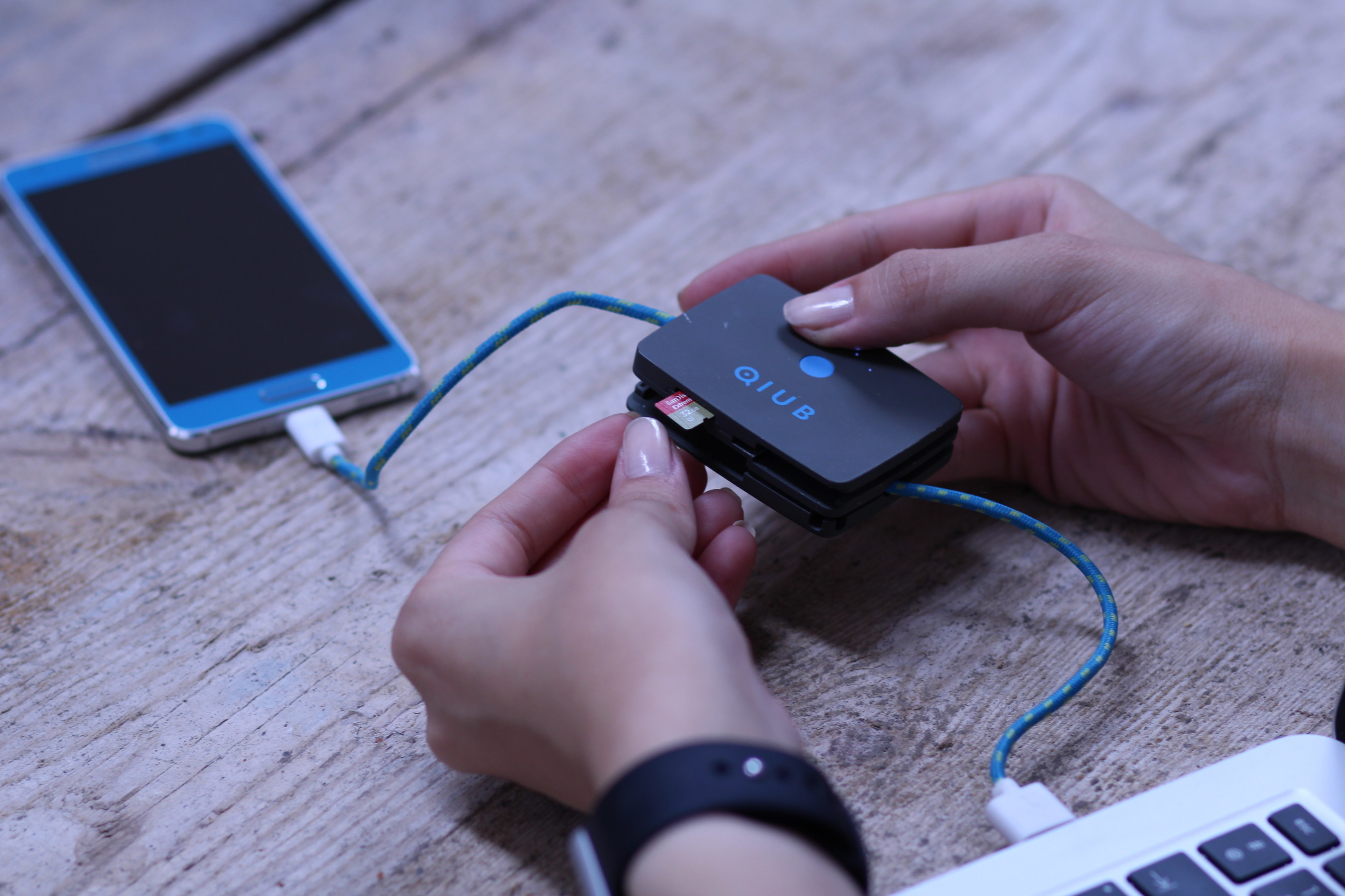 Simply plug your QIUB into your phone and power source to start charging your phone. When your smartphone is fully charged, QIUB will redirect the charge to its own internal battery.