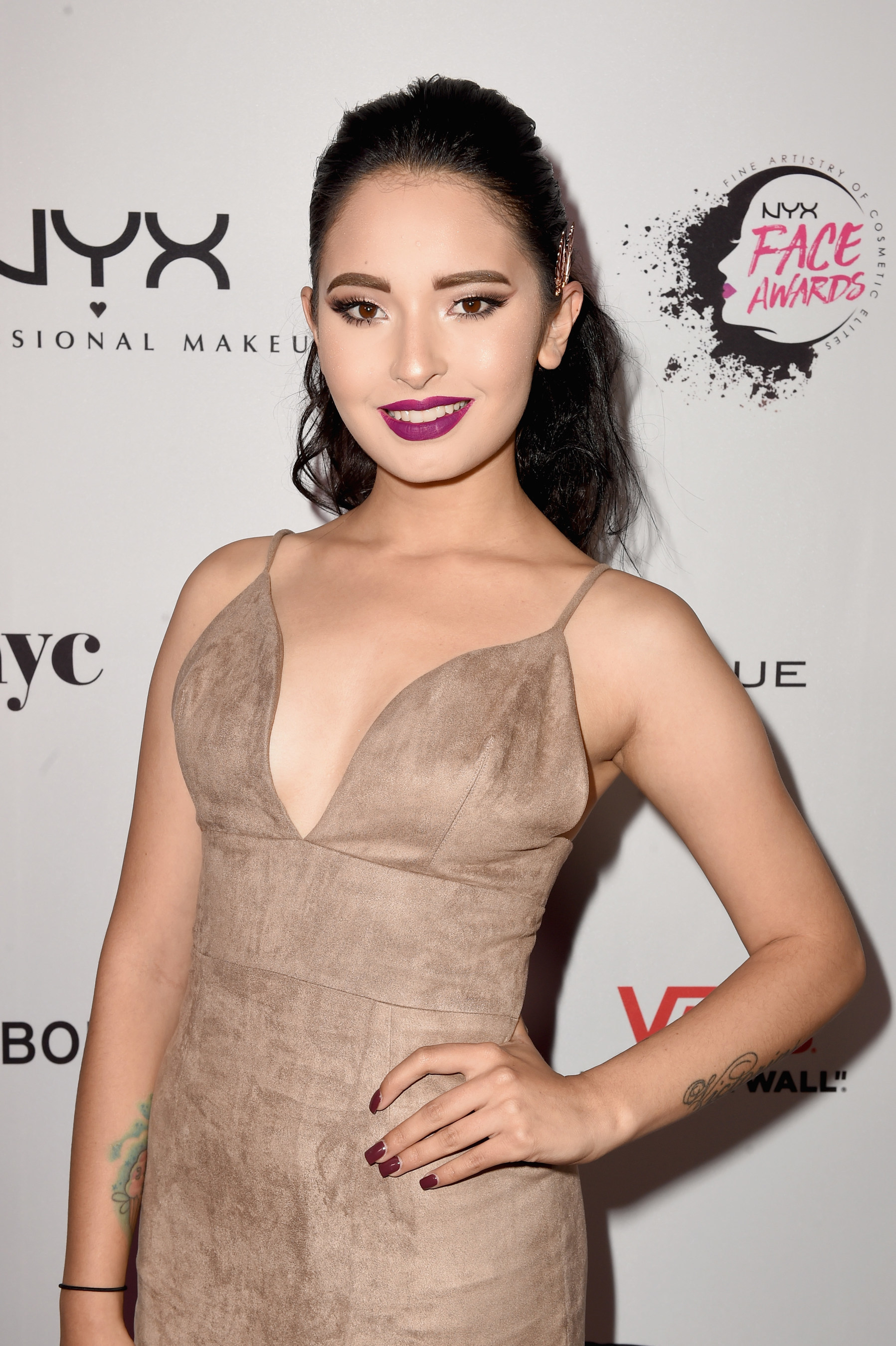 Laura Sanchez wins Beauty Vlogger of the year at the 2016 NYX FACE Awards