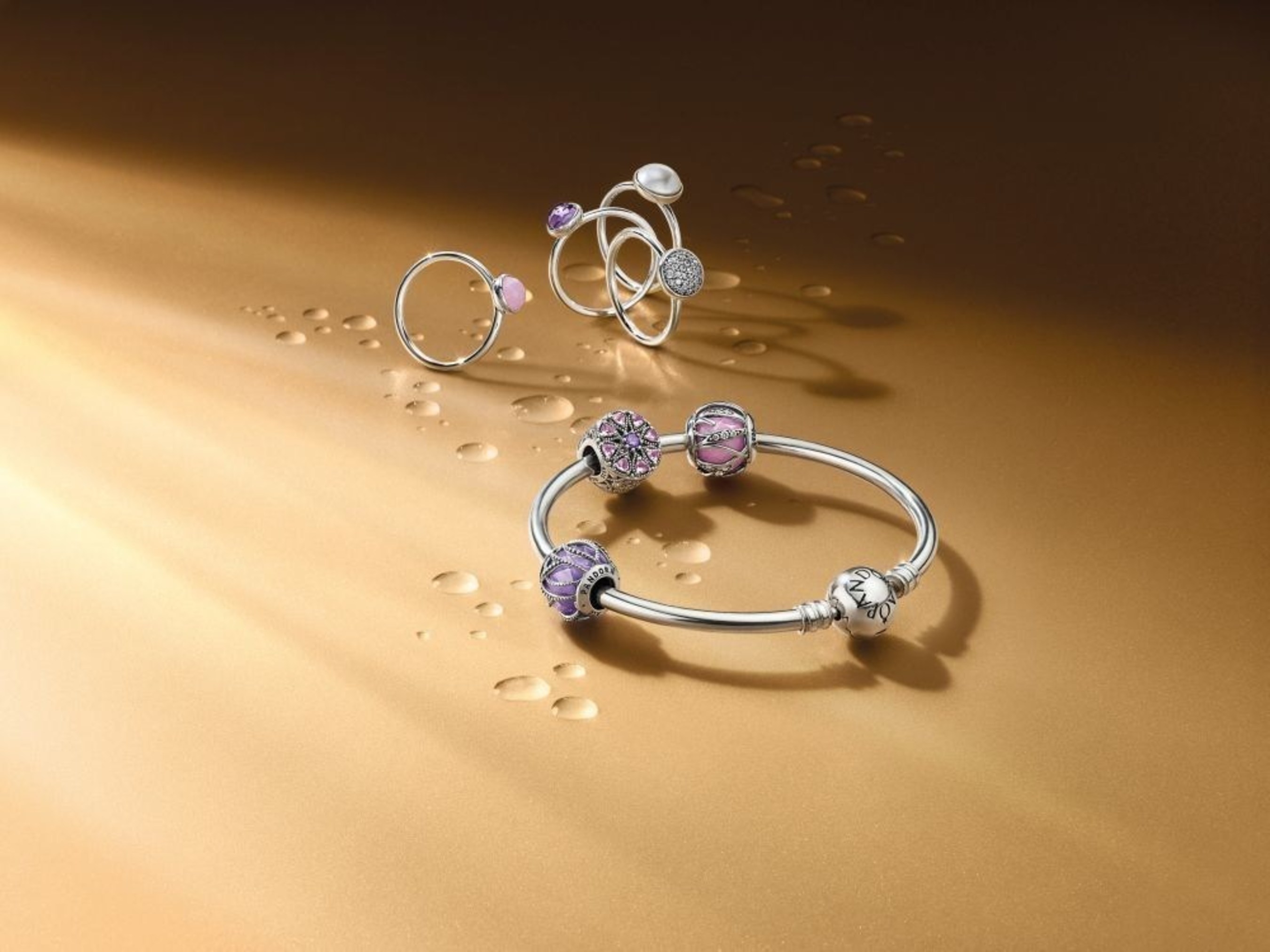 krig flydende kjole PANDORA Jewelry Celebrates The Unique Style Of Every Woman With The  Introduction Of "The Look Of