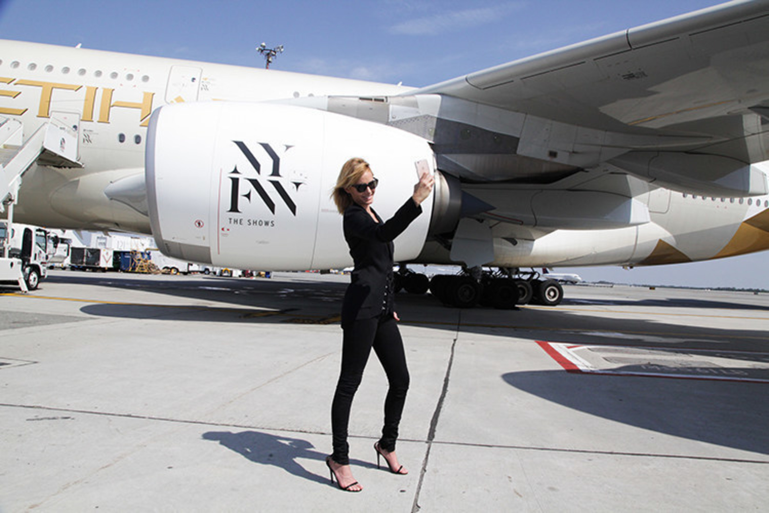 Supermodel Amber Valletta takes a selfie with #Etihad Airways A380 aircraft at JFK International Airport.