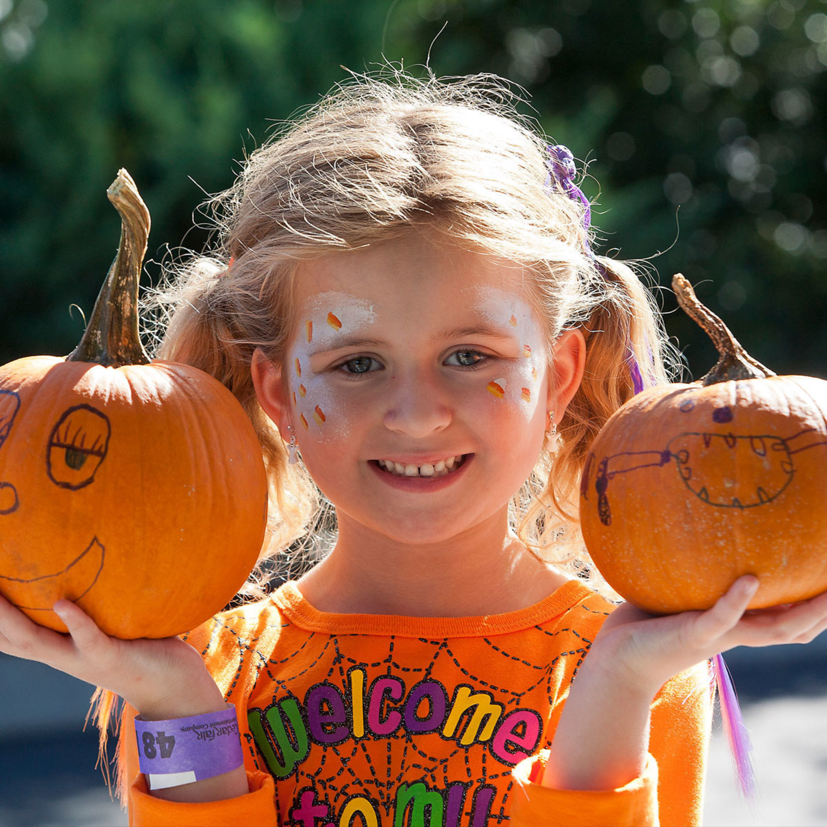 Knott's Spooky Farm pumpkin decorating