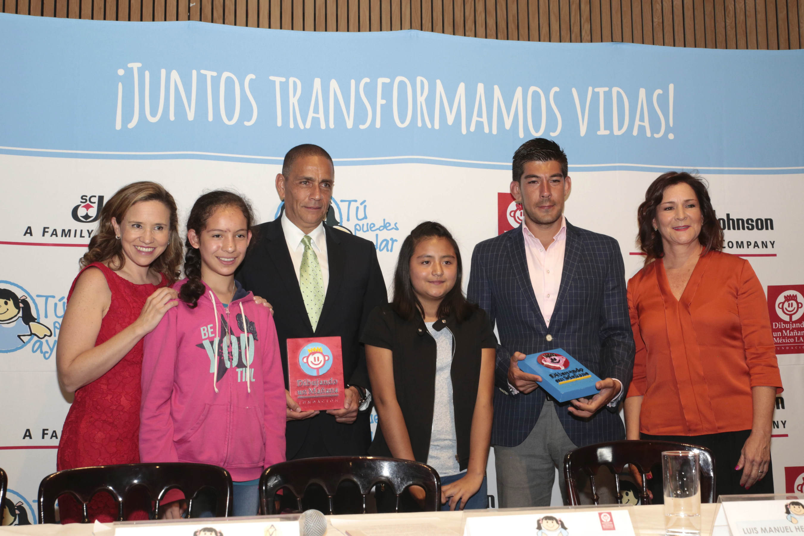 Participants at the donation announcement include, from left to right; Catalina Beltran Silva, General Manager at Dibujando un Manana Foundation, Nashira, Luis Manuel Hernandez Rojas, General Manager at SC Johnson Mexico and Central America, Montse, Manuel Lopez San Martin, event host and Andrea Gonzalez Benassini, President at Dibujando un Manana Foundation. photo courtesy SC Johnson