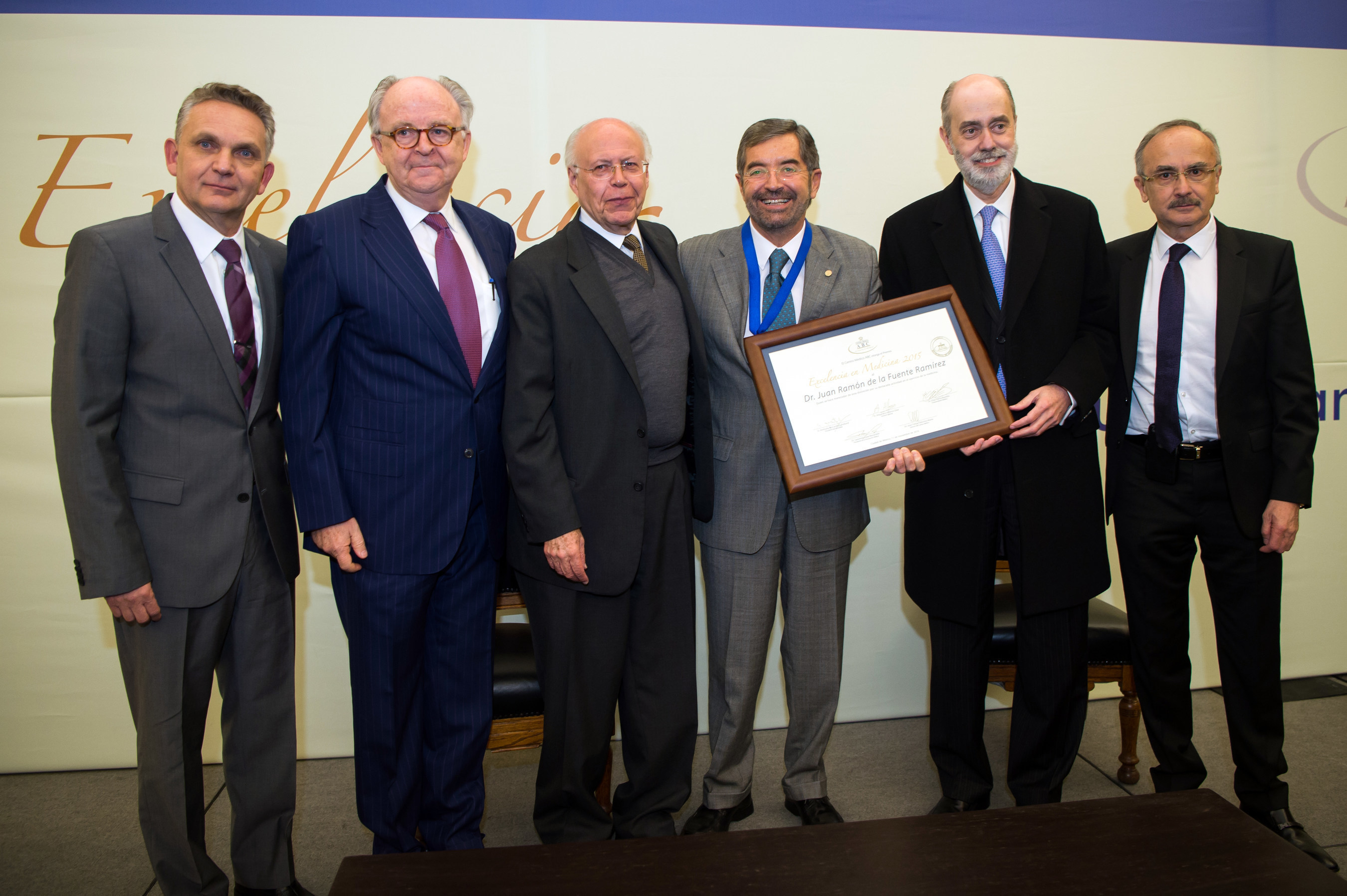 ABC Medical Center delivers the award Excellence in Medicine 2015 to Dr.  Juan Ramón de la Fuente