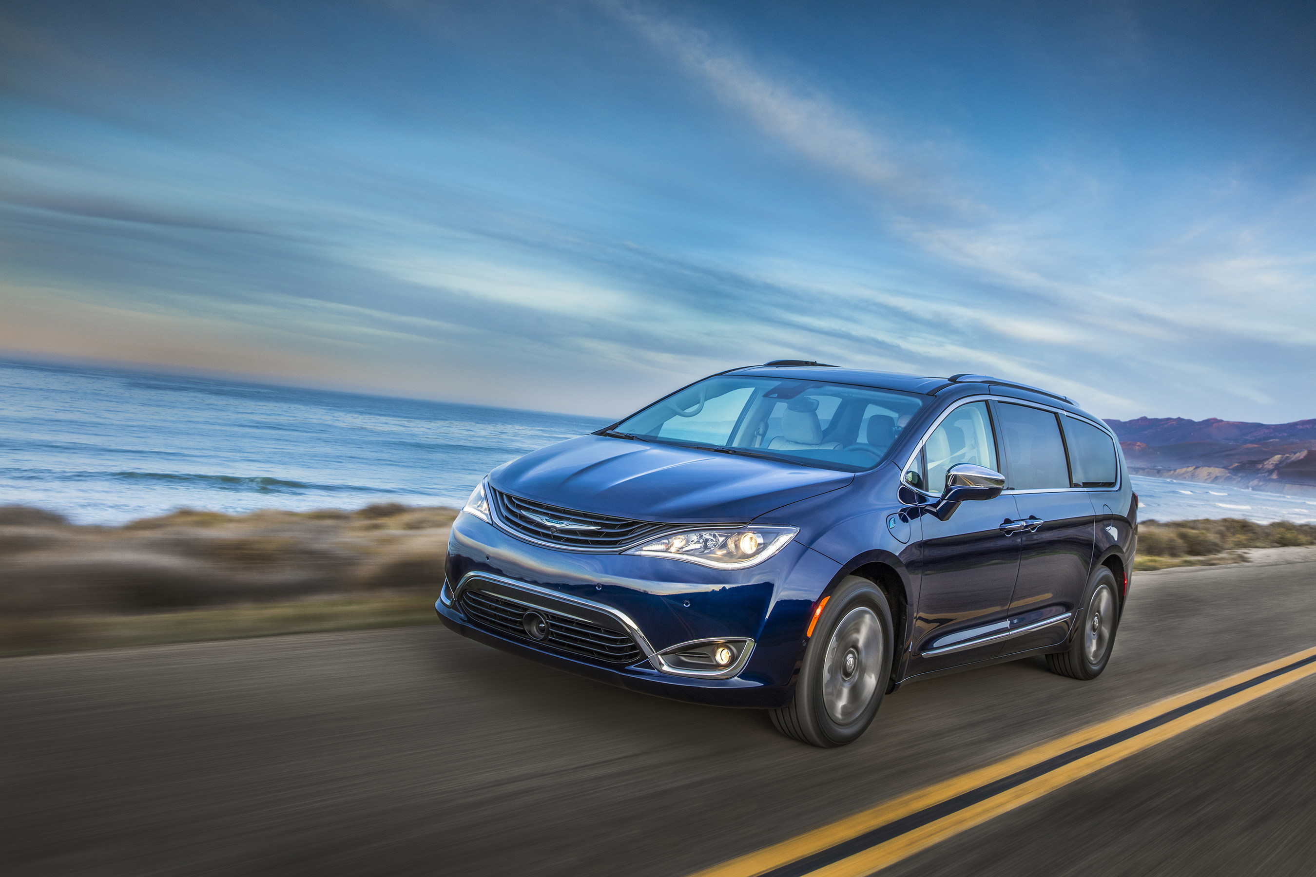 most-fuel-efficient-minivan-ever-all-new-2017-chrysler-pacifica-hybrid