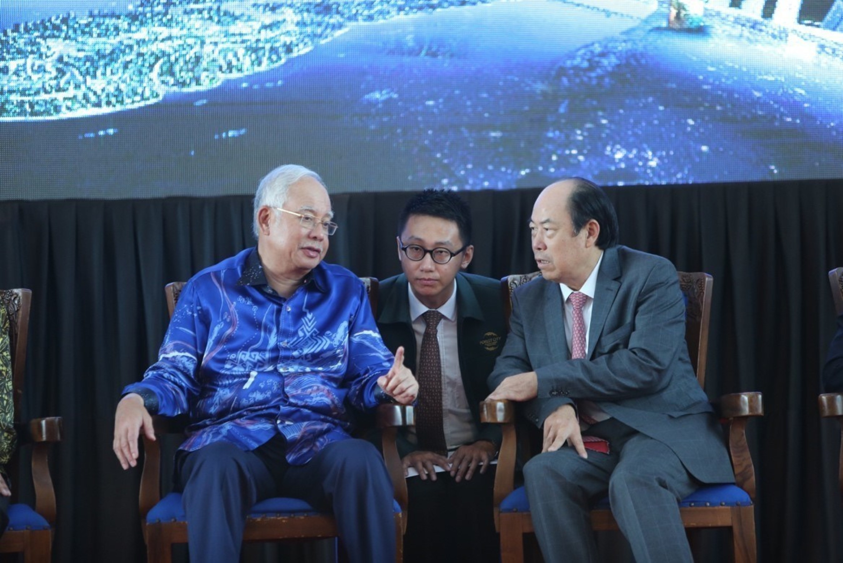 Malaysia's Prime Minister Najib (on the left) and Country Garden Group's Board Chairman Yang Guoqiang (on the right)