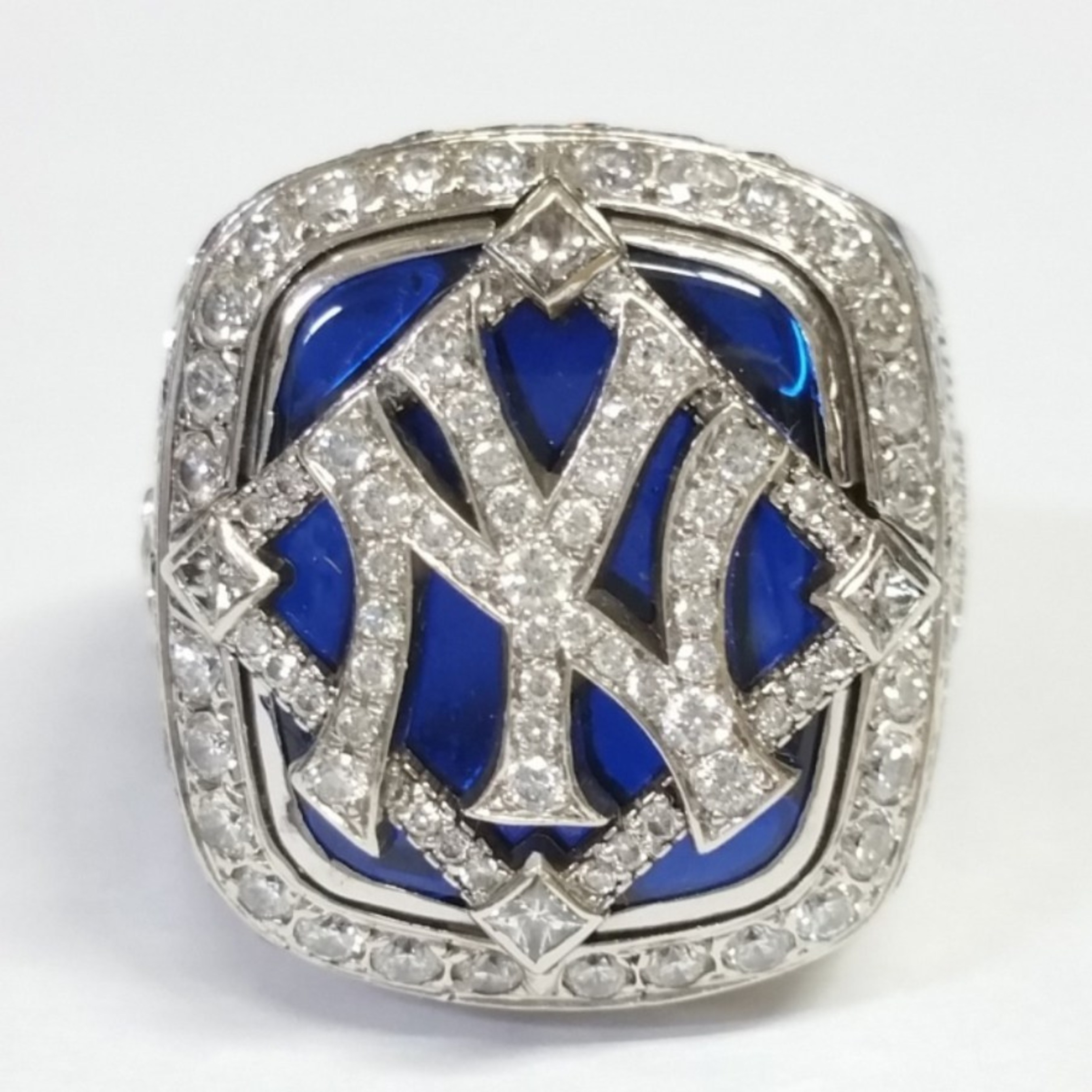 1996, 1998, 2000 and 7 other Yankees rings on auction this Wednesday