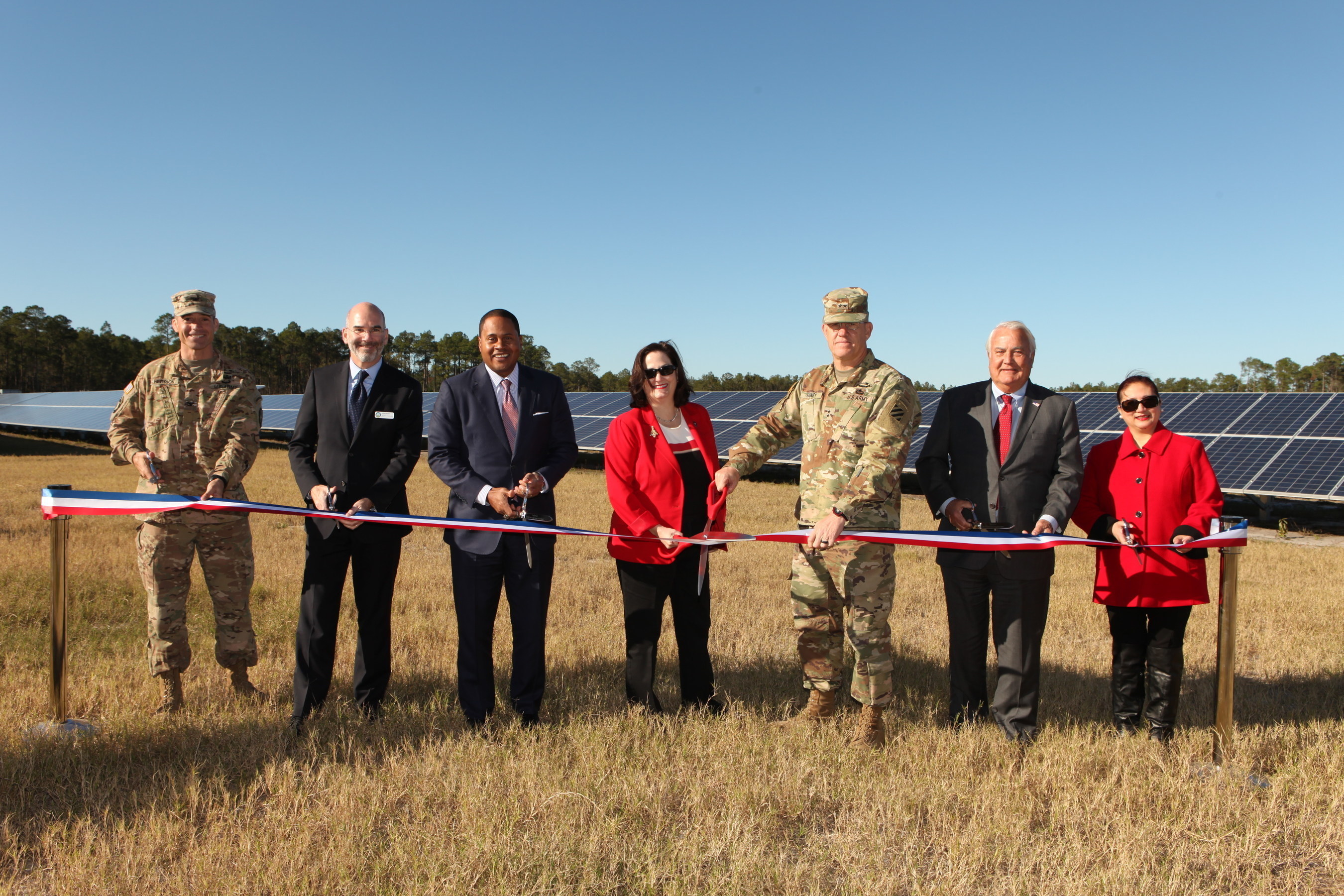 Leaders from Georgia Power and the U.S. Army joined elected officials, community leaders and other dignitaries at Fort Stewart near Hinesville, Ga. today to dedicate a new 30 megawatt (MW) on-base solar facility.