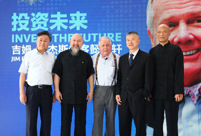 A group photo of Jim Rogers, MANOR VIRTUOUS owner Zhou Qing and Wu Desheng at the event
