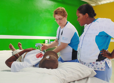 A medical team from the College of Nursing at George Washington University, the U.S., is providing medical check-ups during Sae-A Trading's second medical mission in Haiti.