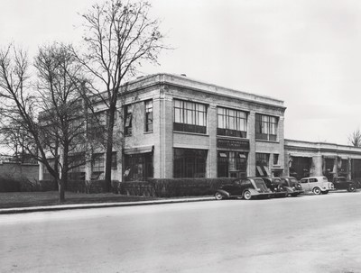 James Allison established the Allison Experimental Co. and had the dedicated shop built on Main Street in Speedway, where he moved operations on January 1, 1917. The photo depicts an expanded shop (ca. 1930).