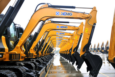 300 super large-tonnage excavators produced by XCMG are exported to countries covered in Belt and Road Initiative 