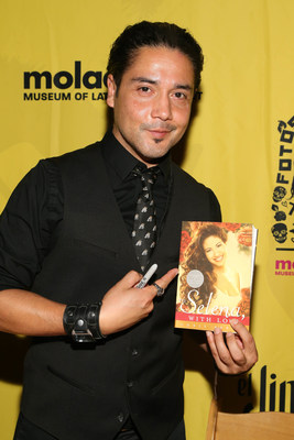 El musico ganador del Grammy Chris Perez firma copias de su libro "To Selena With Love" (A Selena con amor) en la gala del Dia de los Muertos "Fotos y Recuerdos", celebrada en el Museo de Arte Latinoamericano, en homenaje a la vida y musica de Selena.