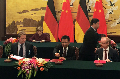 Celebratory signing ceremony chaired by the Chinese Prime Minister Li Keqiang and the German Chancellor Angela Merkel. The cooperation deal was signed by (l. to r.) Prof. Kai Desinger, Zhu Kemin (Donghai) and Dr. Michael Brandkamp (HTGF).