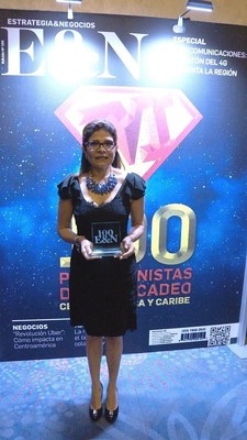 Hilda Hernandez Alvarado, strategy and communications ministerial advisor for Honduras, receives the Estrategia & Negocios award for the Honduras country branding campaign that was recognized as one of the top 100 marketing campaigns of the year.