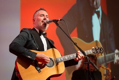 Ed Robertson performing at the 2015 Morningstar Awards