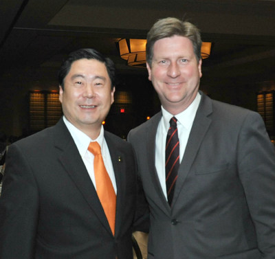 Dr. Allan Yang (pictured left), chief sustainability scientist for U-Haul International, with Phoenix Mayor Greg Stanton. Yang served Phoenix as a city commissioner and mayoral liaison during his November trip to Chengdu, China, while participating in the 2015 Global Innovation and Entrepreneurship Fair.