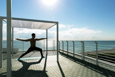 Rooftop yoga at Metropolitan by COMO (Photo Credit: Metropolitan by COMO)