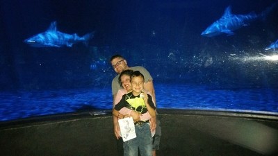 Wounded veteran and family enjoy aquarium adventure.