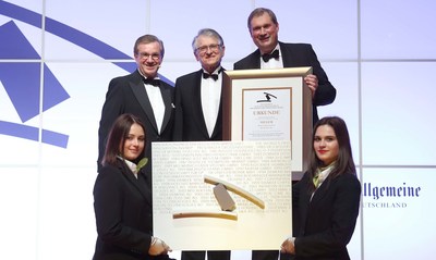 Dr. Frank Heinricht, Chairman of the Board of Management of SCHOTT AG (right), received the German Industry Innovation Award from Prof. Klaus von Klitzing, Nobel Laureate in Physics (middle), and Jan Hofer, German journalist and television presenter (left).The company was honored for its ultra-thin glass as a precursor to the miniaturization of the electronics of the future. Photo: SCHOTT.