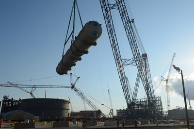 The heavy lift derrick, one of the largest cranes in the world, safely places the 303-ton deaerator. The deaerator serves as a purification system for feedwater, removing minerals and other deposits, reducing plant maintenance and operating costs and preventing corrosion.