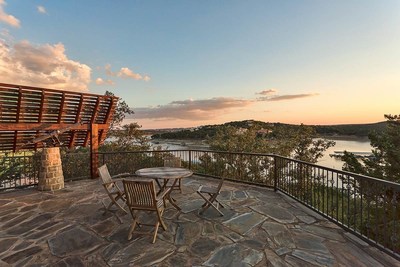 Featuring an impressive 195± feet of private lake frontage, dual covered boat docks and more than two acres of wooded landscape, Lake Travis Waterfront Retreat offers the privilege of boating, waterskiing and countless outdoor recreation options at every turn, all tucked away within the rolling terrain of Texas Hill Country. Heritage Luxury Real Estate Auctions