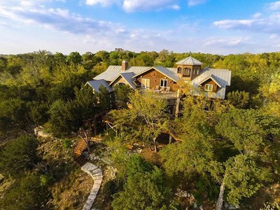 The coveted lake community's location along the southern shoreline remains sheltered and private, yet a mere 30-minute drive from exciting, vibrant downtown Austin, Texas. Heritage Luxury Real Estate Auctions