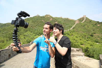 The First Official Great Wall Hero Sawyer Hartman Takes Selfie with Lang Lang on the Great Wall