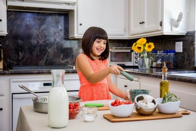 Los Angeles Junior Chef de Toma Leche, Mimi Moraccini, de "Piccolo Chef" demuestra su impresionante talento en la cocina.