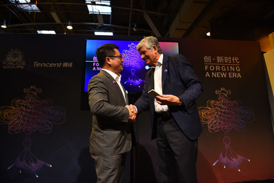 Maurice Levy and SY Lau scan a WeChat QR code to officially mark the start of the partnership: an iconic action on Wechat, the most popular social APP developed by Tencent.