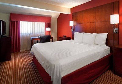 Notre Dame and Navy football fans will enjoy home-inspired comfort and unbeatable convenience when they book a reservation at Residence Inn Jacksonville Baymeadows, just 11 miles from EverBank Field. For information, visit www.marriot.com/JAXBM or call 1-904-733-8088.