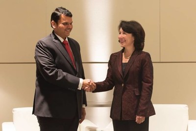 Oracle CEO Safra Catz and Chief Minister of Maharashtra Shri Devendra Fadnavis sign a Memorandum of Understanding to accelerate digital transformation and develop a smart city Center of Excellence powered by Oracle Cloud.