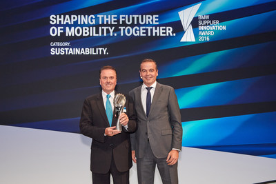 Tony Hankins, President of Huntsman Polyurethanes (left) receives the BMW Supplier Innovation Award for Sustainability (photo: BMW Group)