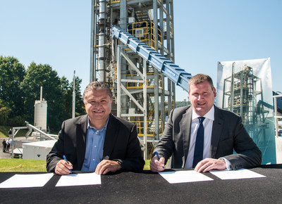 Lockheed Martin Energy VP Frank Armijo and CoGen Limited CEO Ian Brooking sign a teaming agreement for waste-to-energy projects in the U.K., starting with a plant in Cardiff, Wales.